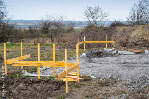 Verfestigung des Bodens mit Schotter als Grundlage für das Fundament beim Hausbau photo