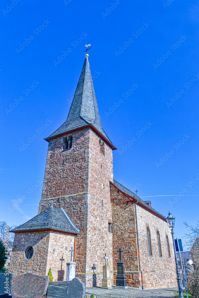 Fototapeta premium Historische Kirche in Satzvey