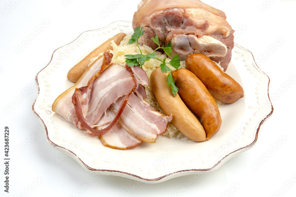assiette de choucroute au jarret isolé sur un fond blanc assiette de choucroute au jarret isolé sur un fond blanc