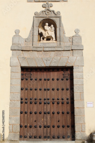 puerta medieval de iglesia antigua 