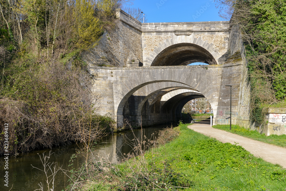 Pont des Belles Fontaines, chemin de randonnée, rivière, L’Orge, Juvisy sur Orge, Essonne, 94