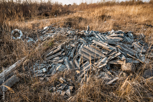 Obraz na płótnie pile of broken asbestos slate