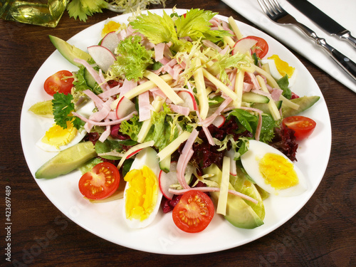 Gemischter Salat mit Schinken, Käse, Eier und Avocado