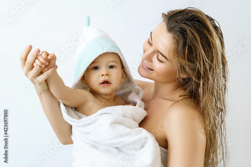 Murais de parede Young and happy mother and her cute little baby after bathing