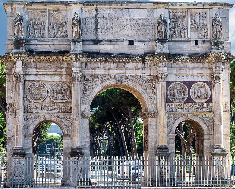 Obraz premium Arco do Triunfo de Constantino em Roma, perto do Coliseu