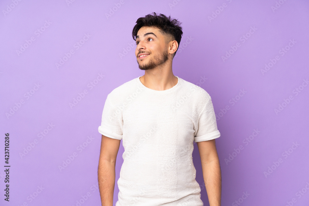 Obraz premium Arabian handsome man over isolated background thinking an idea while looking up
