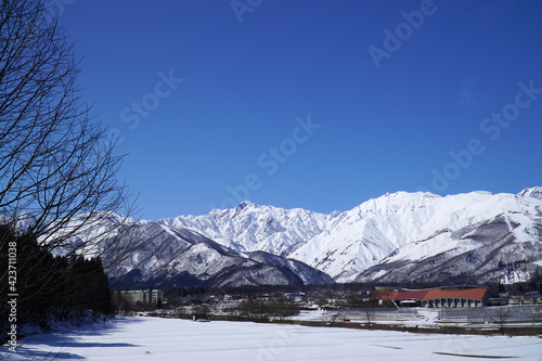 冬の白馬村と北アルプス © sunftaka77