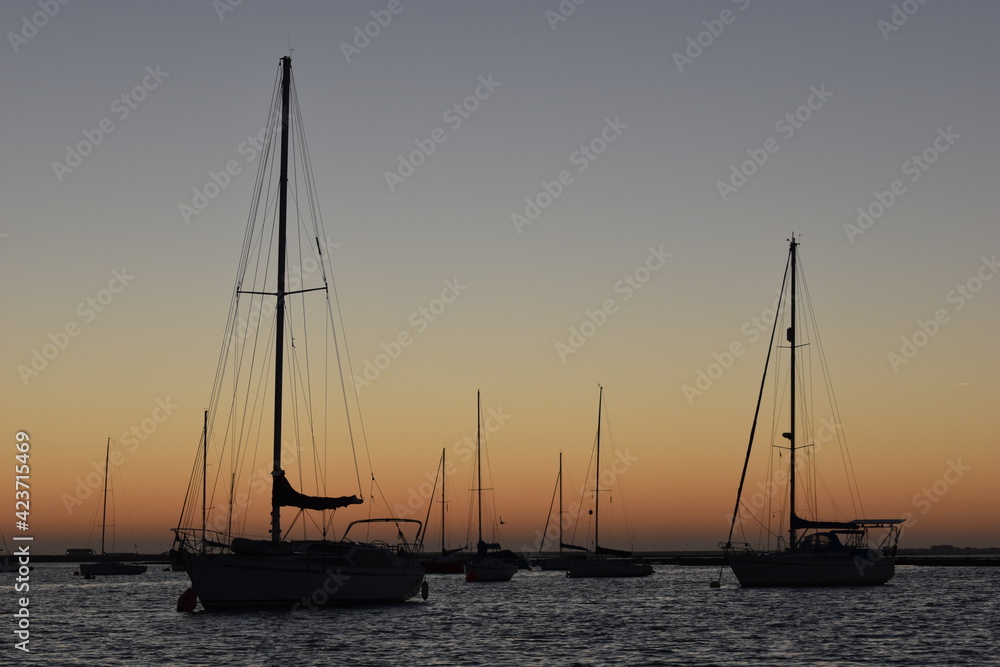 Ein Sonnenuntergang an einem Hafen der Algarve.