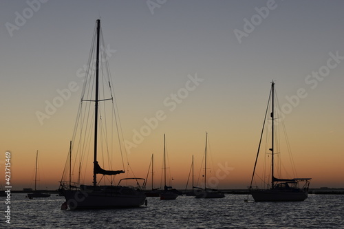 Ein Sonnenuntergang an einem Hafen der Algarve. © Lennard