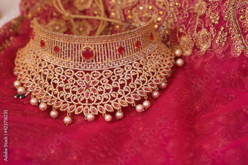 Bilde på lerret red and gold jewelry
