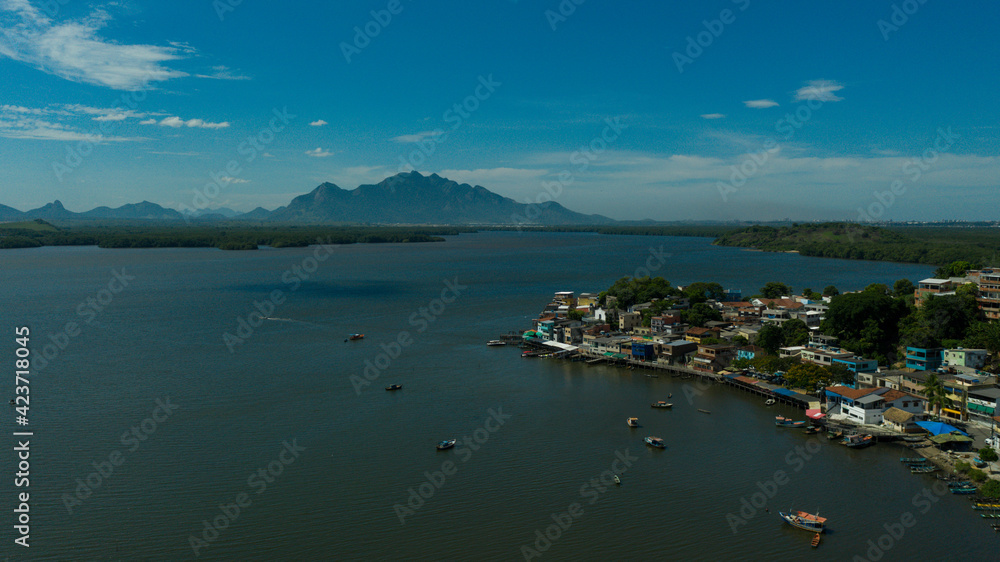 Fotografia aérea da Ilhas das Caieiras, bairro tradicional de pescadores e polo gastronômico da culinária capixaba, Vitória, Espírito Santo, Brasil.