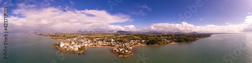 Fotografia aérea da Praia Costa Azul em Iriri, no município de Anchieta, Espírito Santo, Brasil.