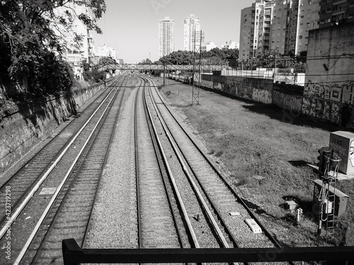 Empty railroads to city © Gabriel Pacce