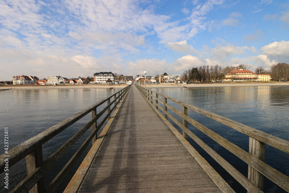 Seeheilbad Haffkrug an der Lübecker Bucht; Blick von der Seebrücke auf Strand und Uferfront
