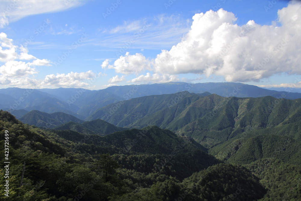 四国カルストへ続く道から見た山々と空模様