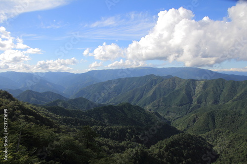 四国カルストへ続く道から見た山々と空模様