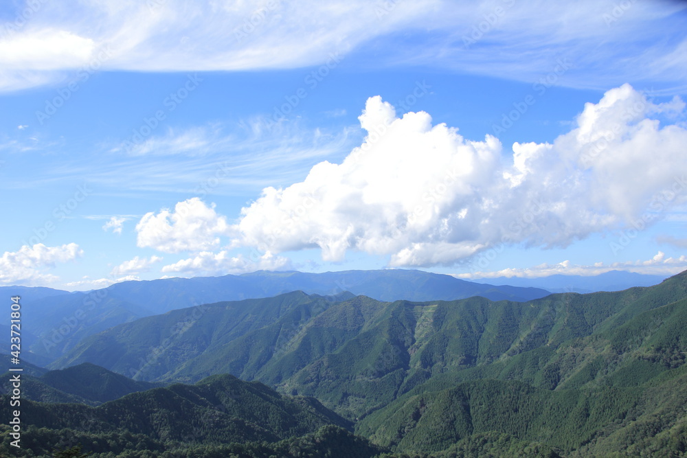 四国カルストへ続く道から見た山々と空模様