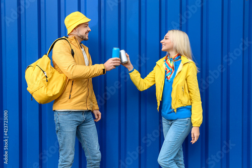 Young couple with soda on c...