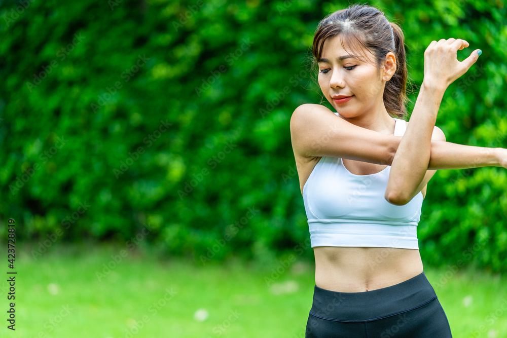 Asian woman wearing tight exercise clothes are doing exercises Asian woman wearing tight exercise clothes are doing exercises