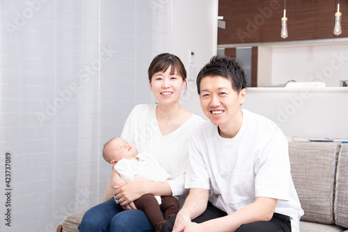 赤ちゃんのいる仲良し家族 © tatsushi