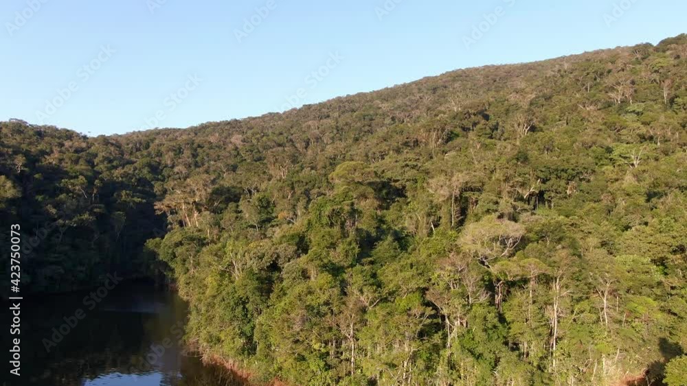 Zoom in de drone na Mata Atlântica com lago / Drone zoom in on the Atlantic Forest with lake Zoom in de drone na Mata Atlântica com lago / Drone zoom in on the Atlantic Forest with lake