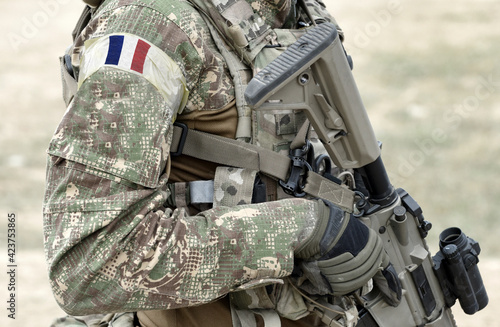 Canvas Print Soldier with assault rifle and flag of France on military uniform