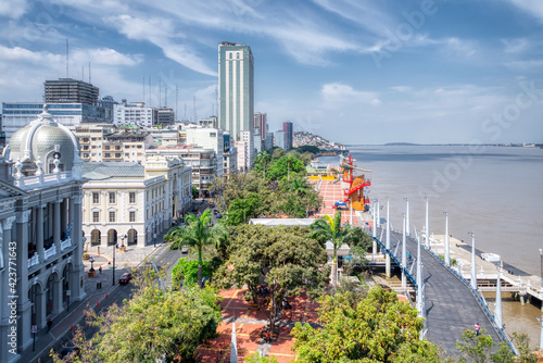Cuadro en lienzo The Malecon Simon Bolivar Avenue in Guayaquil with the Municipality building and other modern buildings; which is next to the pier and Guayas river