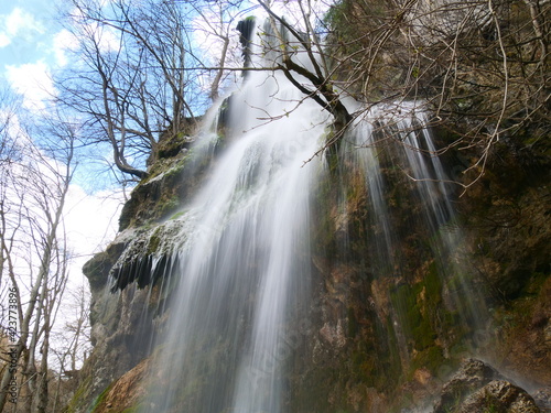 Bad Urach, Deutschland: Blick auf den Wasserfall hinauf