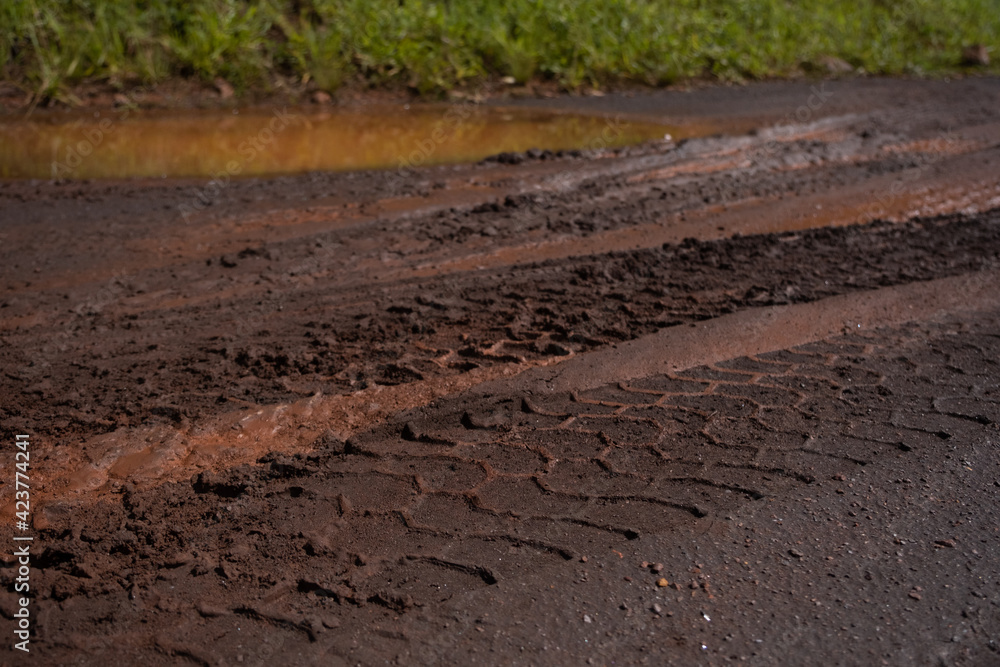 Marcas de pneu de caminhão na estrada da mineração de minério de ferro
