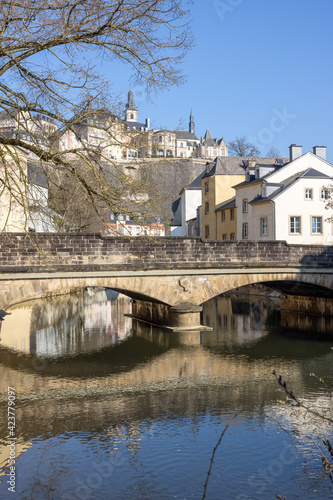 Obraz na płótnie View from the river Alzette to the town of Luxembourg w salonie