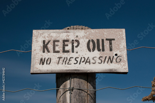 Wallpaper Mural Keep Out No Trespassing sign on an old fence post. Torontodigital.ca