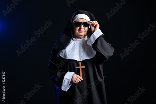 Konstfotografi Cool senior nun on dark background