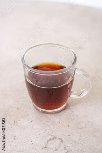 Drink gelado a base de café, decorado e servido em recipiente de vidro transparente