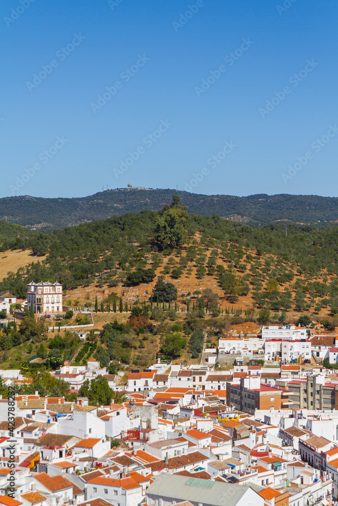 Panoramica, Paisaje o Vista del pueblo de Constantina, en Cazalla de la Sierra, Sevilla, Andalucia, España