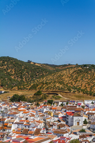Panoramica, Paisaje o Vista del pueblo de Constantina, en Cazalla de la Sierra, Sevilla, Andalucia, España