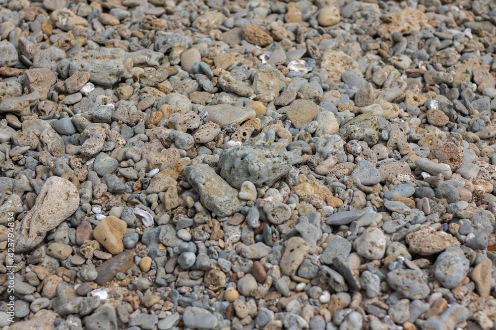 Piedras de la playa amontonadas como una alfombra rocosa Piedras de la playa amontonadas como una alfombra rocosa
