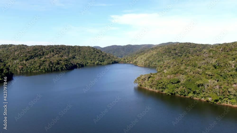 Lago no meio das colinas da mata atlântica / Lake in the middle of the hills of the Atlantic forest Lago no meio das colinas da mata atlântica / Lake in the middle of the hills of the Atlantic forest