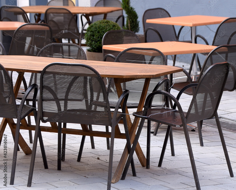 Leere  Tische und Stühle einer Außengastronomie