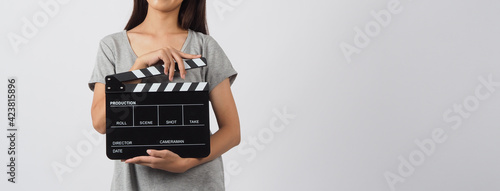 Photo Black clapper board or movie clapperboard in hand of teenage Girl or woman