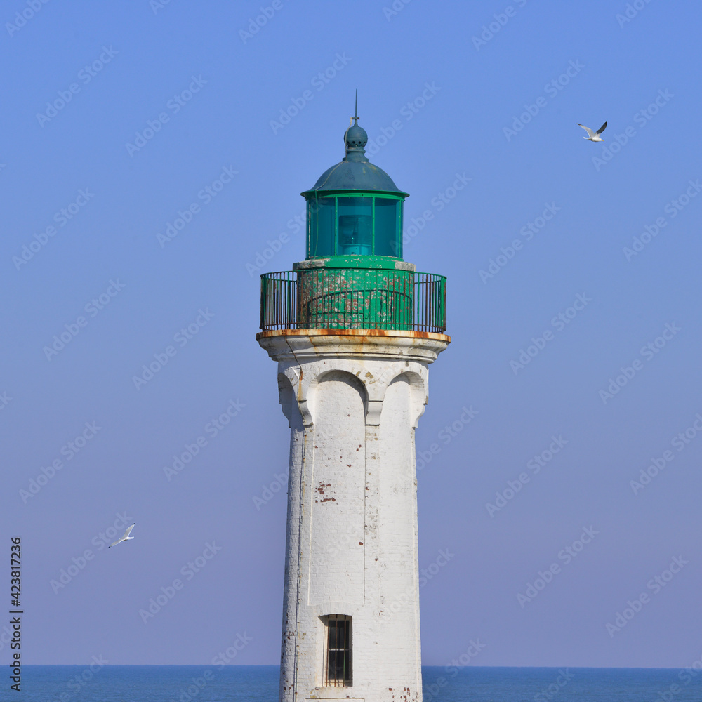 Carré le haut du phare de Saint-Valery-en-Caux (76460) en plein ciel bleu, dans le département de Seine-Maritime en région Normandie, France