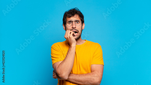 Foto young handsome indian man scared expression