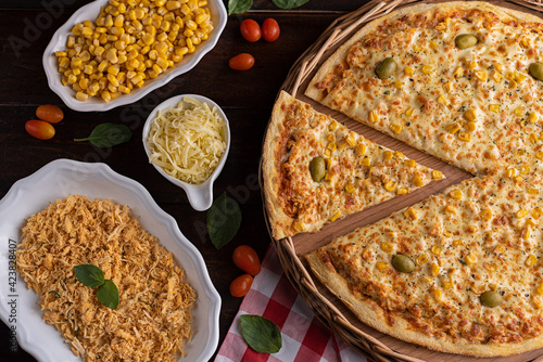 Pizza de Frango com queijo mussarela e milho photo