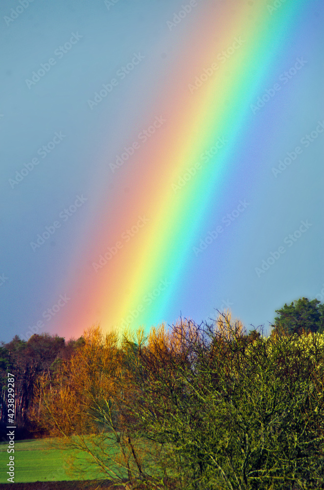 Übernatürlicher Regenbogen nach einem Gewitter