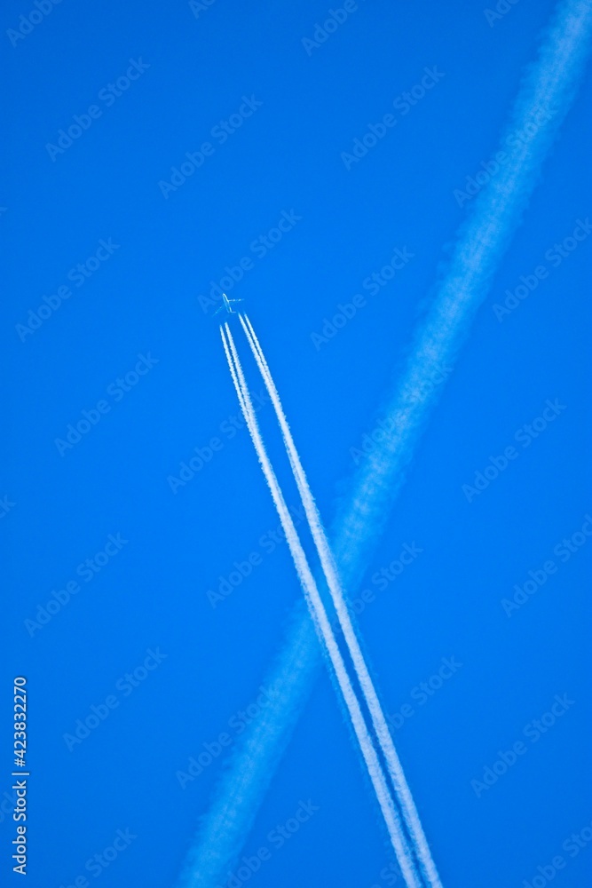 Flugzeuge mit Kondensstreifen Flugzeuge mit Kondensstreifen