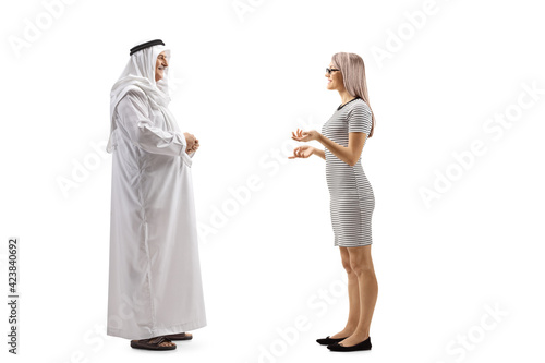 Fotografie, Tablou Arab man wearing a dishdasha and talking to a young casual woman