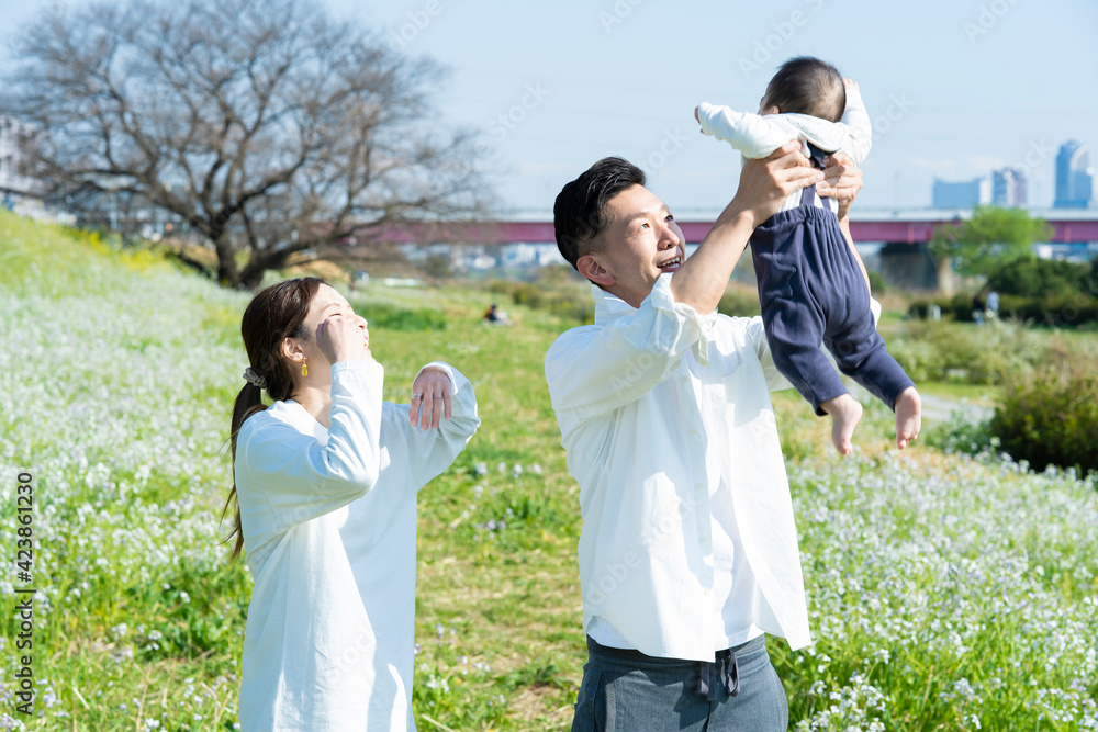 赤ちゃんを抱っこして散歩する夫婦