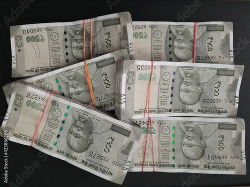 INR cash bundles 500 rupees © HighStreet