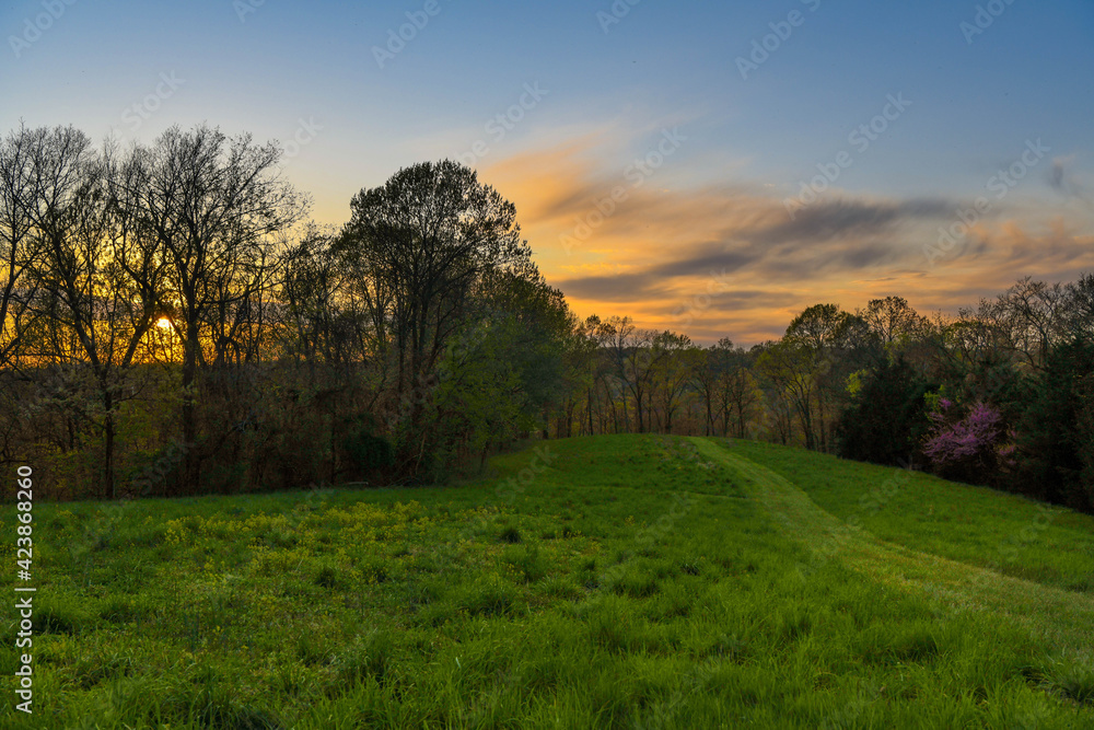 Obraz premium Sunset over the farm in Southern Illinois, USA