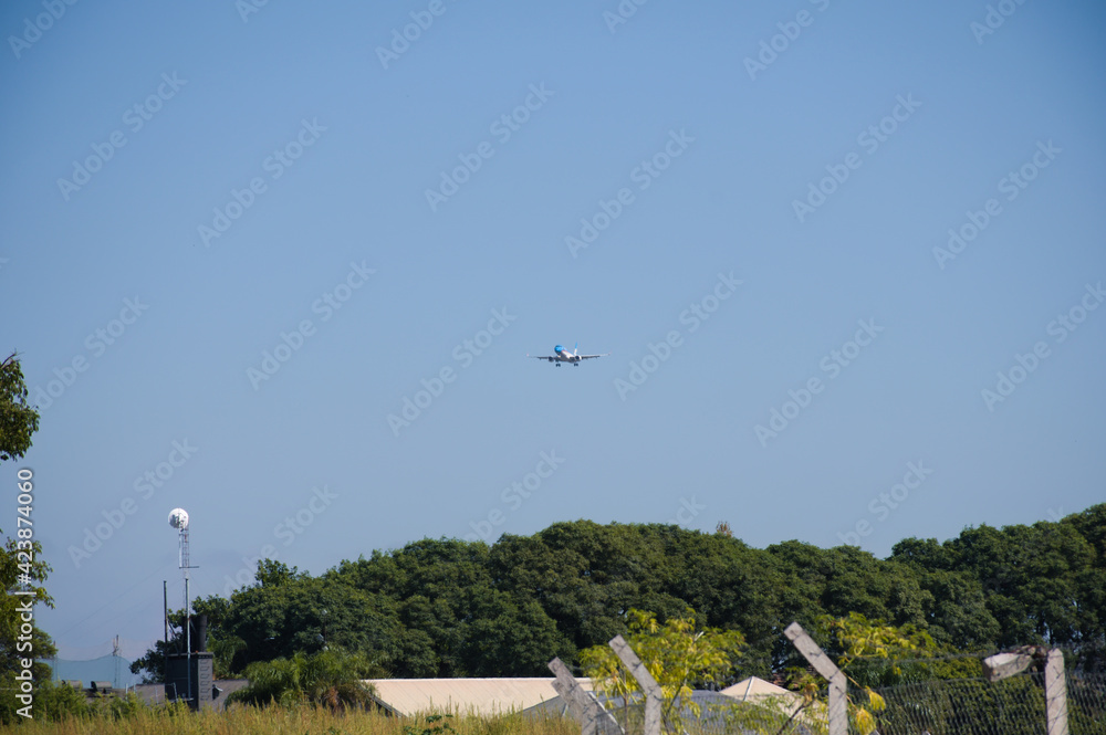 Avion proximo a llegar al aeropuerto Avion proximo a llegar al aeropuerto