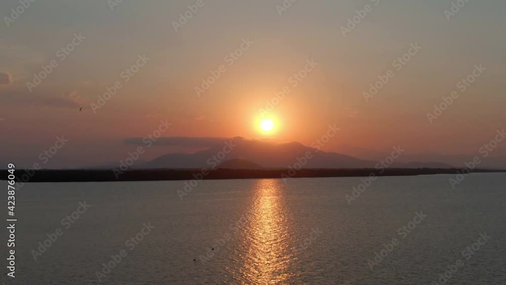 Por-do-sol em uma baía com pássaro voando / Sunset in a bay with bird flying Por-do-sol em uma baía com pássaro voando / Sunset in a bay with bird flying